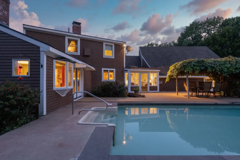 modern-cozy-lit-house-and-a-pool-under-a-cloudy-sk-2023-11-27-05-26-33-utc_result-after.webp